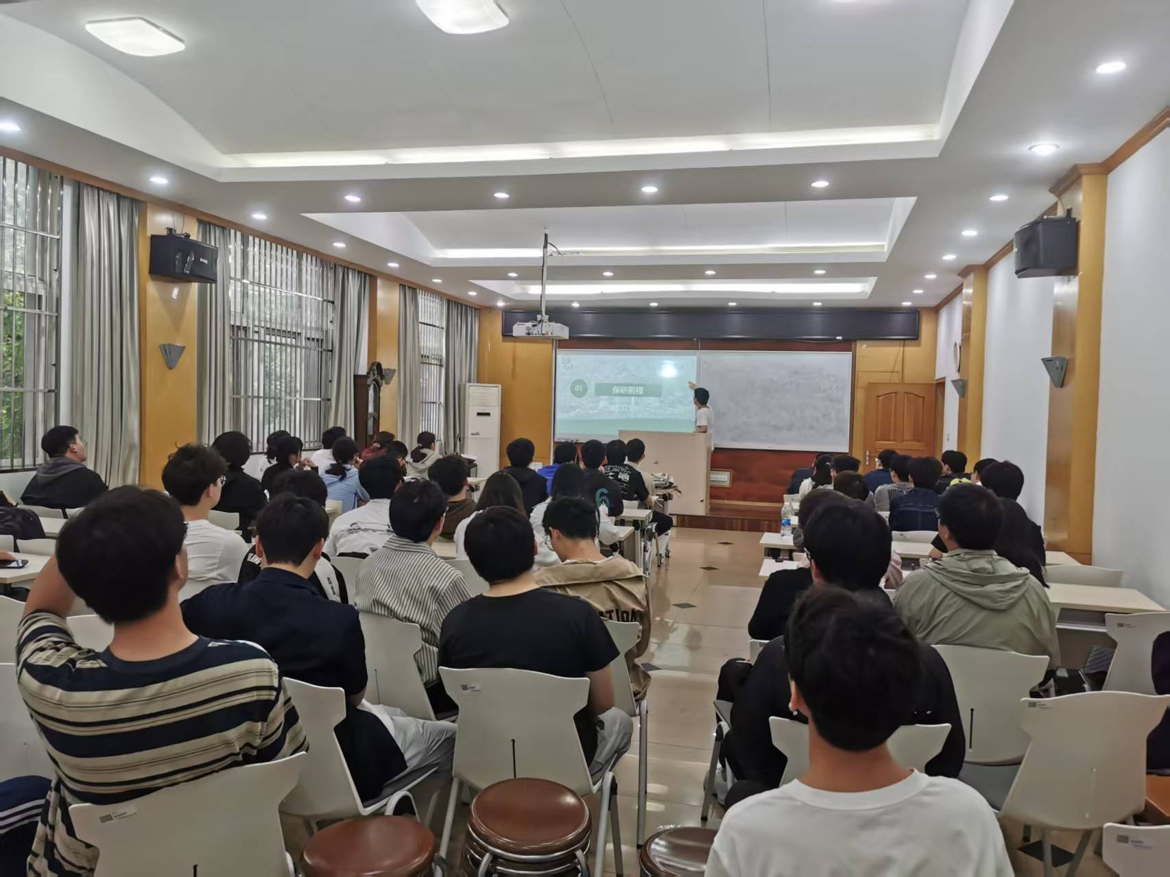 我院成功举办2022级本科生保研交流会5.26